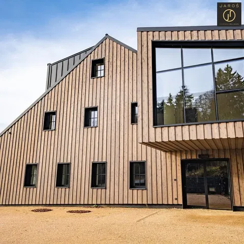 Къща и околности; дървени греди, дървен под, гледка, ремонтиран