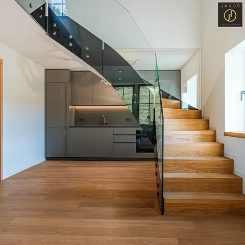 Кухня; дървен под, гледка, естествена светлина, модерен стил