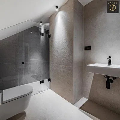 Тоалетна; плочки, естествена светлина, ремонтиран