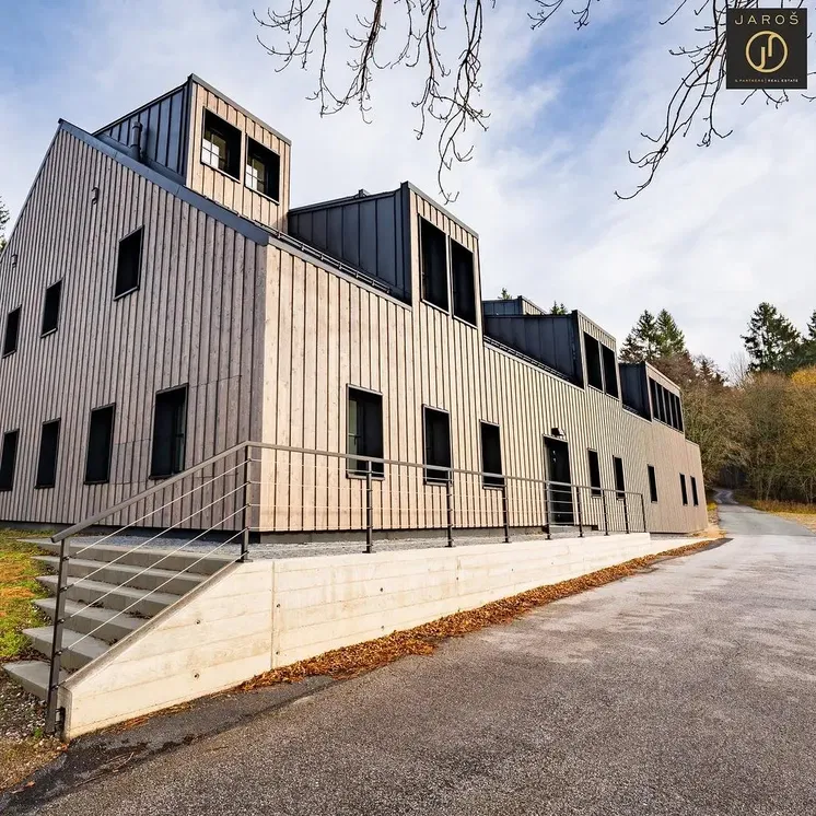 Къща и околности