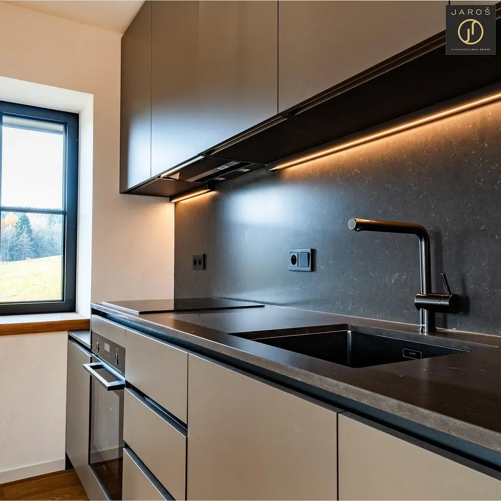 Кухня; кухненски уреди, гледка, естествена светлина