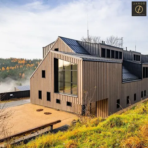 Къща и околности; гледка, дървени греди, дървен под, високи тавани, естествена светлина