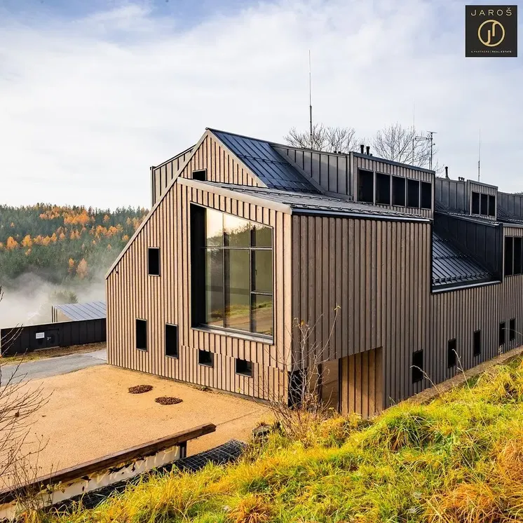 Къща и околности; гледка, дървени греди, дървен под, високи тавани, естествена светлина