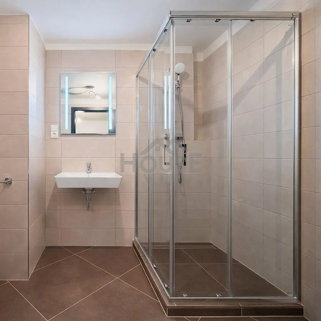 Badezimmer; fliesenboden, tageslicht, renoviert