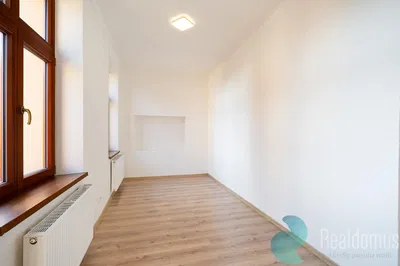 Schlafzimmer; tageslicht, holzboden, renoviert