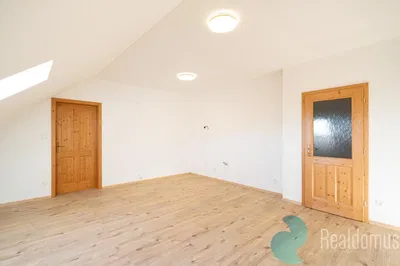 Schlafzimmer; holzboden, tageslicht