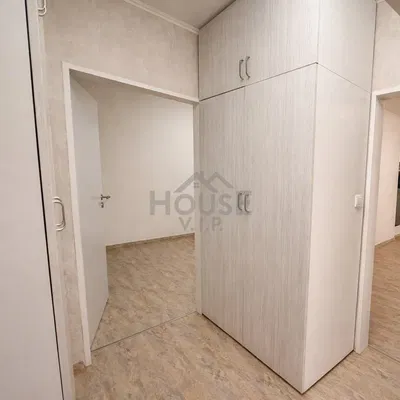 Garderobe; fliesenboden, renoviert