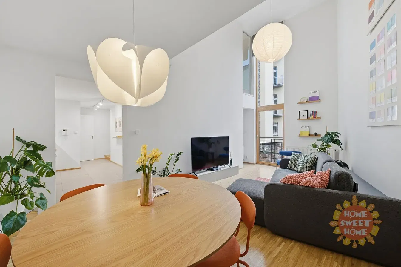 Хол; естествена светлина, модерен стил, дървен под