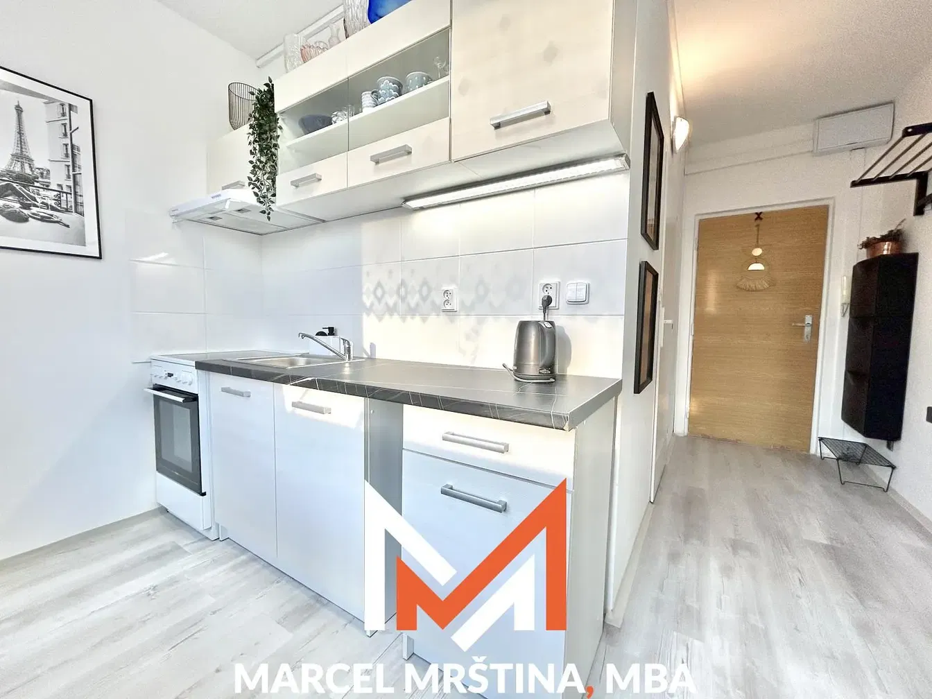 Küche; küchengeräte, renoviert, tageslicht