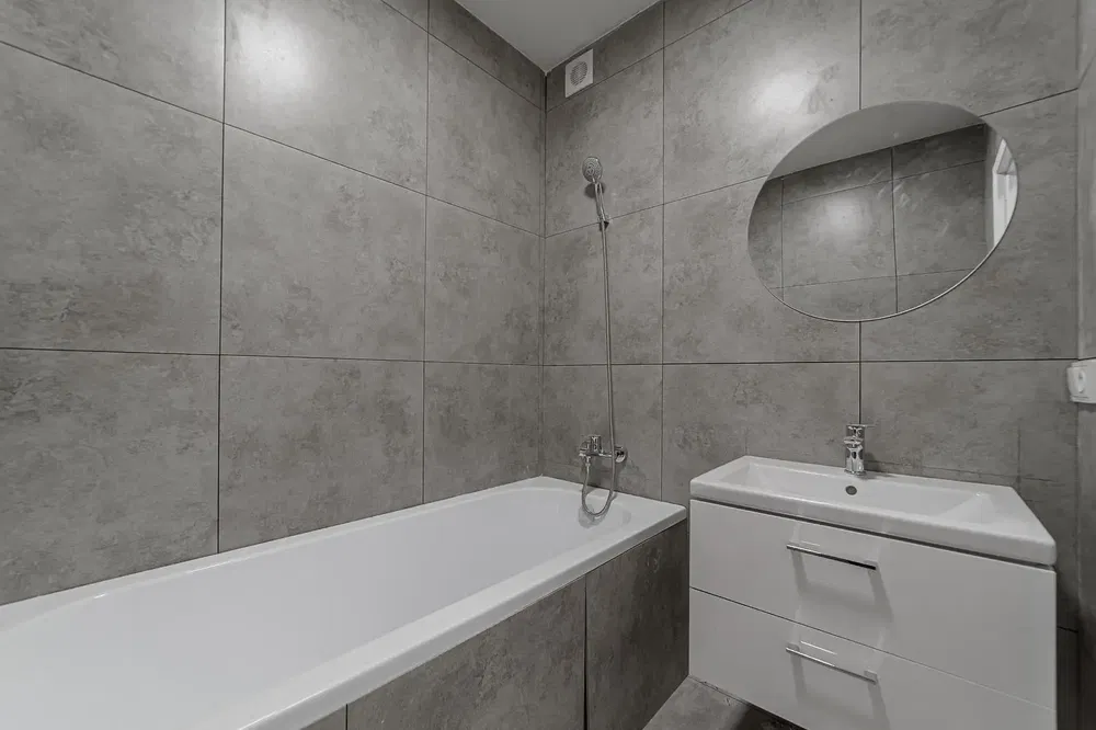 Koupelna; dlažba, po rekonstrukci, přirozené světlo, moderní styl