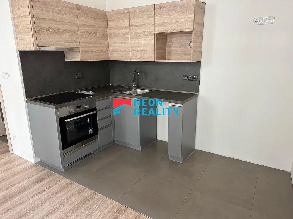 Küche; küchengeräte, fliesenboden, renoviert