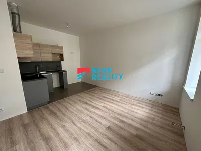 Küche; holzboden, renoviert, tageslicht