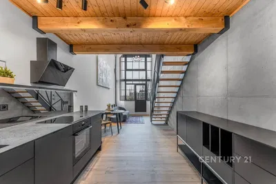 Kuchyně; kuchyňské spotřebiče, dřevěné trámy, dřevěná podlaha, moderní styl