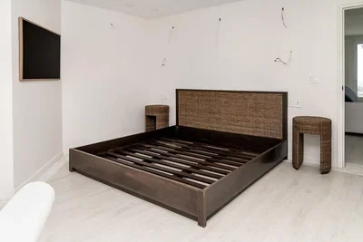 Ložnice; dřevěná podlaha, přirozené světlo, moderní styl