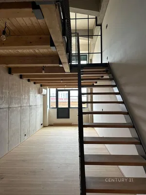 Wohnzimmer; holzboden, holzbalken, tageslicht