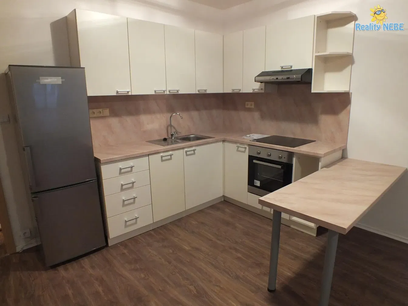 Kuchyňa; kuchynské spotrebiče, po rekonštrukcii, dlažba