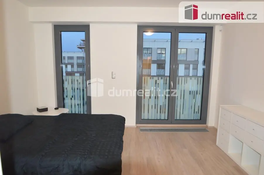 غرفة نوم; إطلالة, أرضية خشبية, ضوء طبيعي