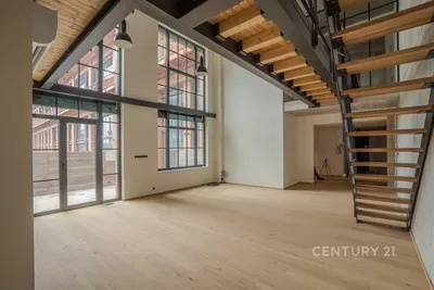 Wohnzimmer; holzboden, blick, hohe decken, holzbalken, renoviert, tageslicht