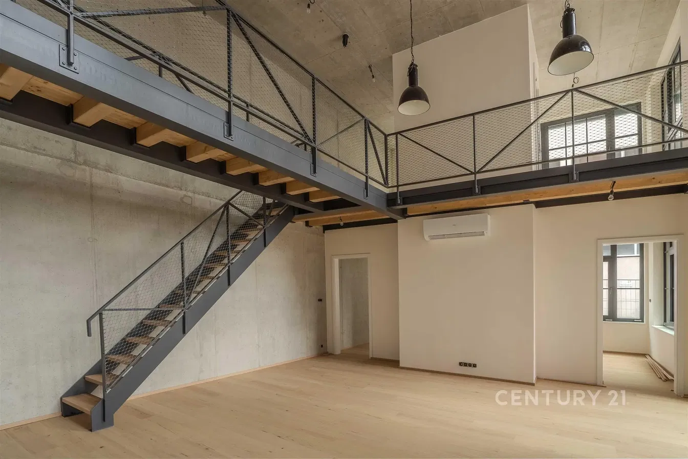 Wohnzimmer; holzboden, hohe decken, tageslicht