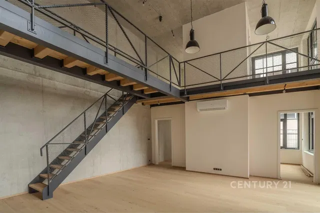 Salon; parquet, hauteur sous plafond, lumière naturelle