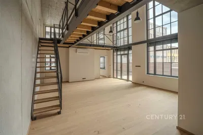 Obývací pokoj; dřevěná podlaha, vysoké stropy, dřevěné trámy, výhled, přirozené světlo