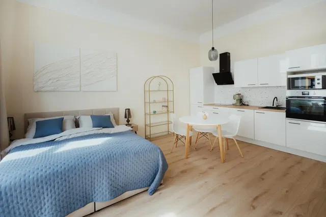 Spálňa; moderný štýl, prirodzené svetlo, drevená podlaha