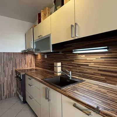 مطبخ; أجهزة المطبخ, أرضية من البلاط, أرضية خشبية, مجدد, ضوء طبيعي