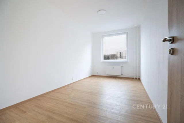 Quarto; vista, chão de madeira, luz natural, renovado