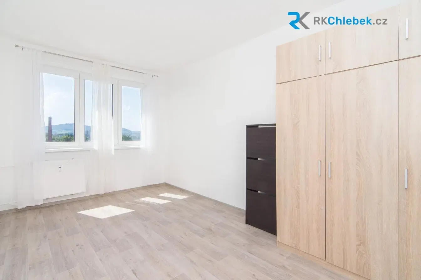 Spálňa; výhľad, drevená podlaha, prirodzené svetlo