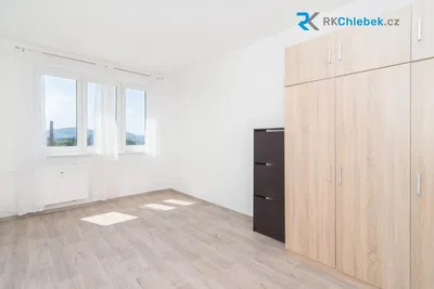 Spálňa; výhľad, drevená podlaha, prirodzené svetlo