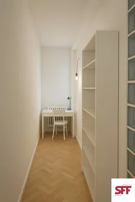 Detská izba; drevená podlaha, prirodzené svetlo, moderný štýl