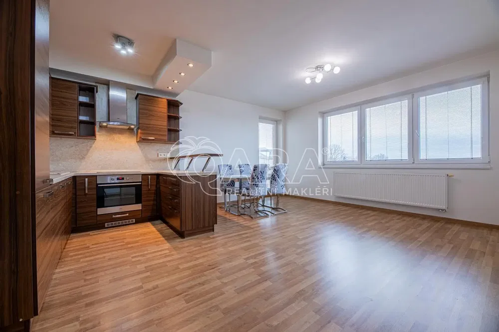 Kuchyňa; kuchynské spotrebiče, prirodzené svetlo, moderný štýl, drevená podlaha