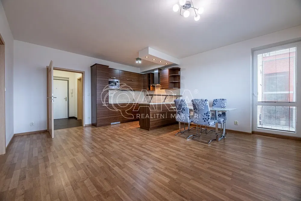 Kuchyňa; drevená podlaha, prirodzené svetlo