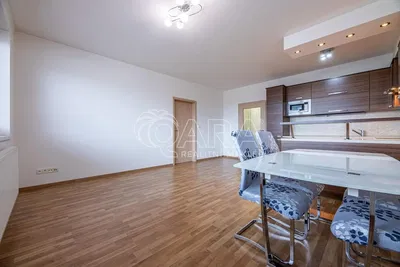 Kuchyňa; drevená podlaha, po rekonštrukcii, prirodzené svetlo