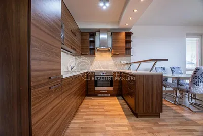 Kuchyňa; kuchynské spotrebiče, drevená podlaha, prirodzené svetlo