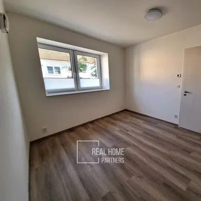 Spálňa; drevená podlaha, prirodzené svetlo, po rekonštrukcii