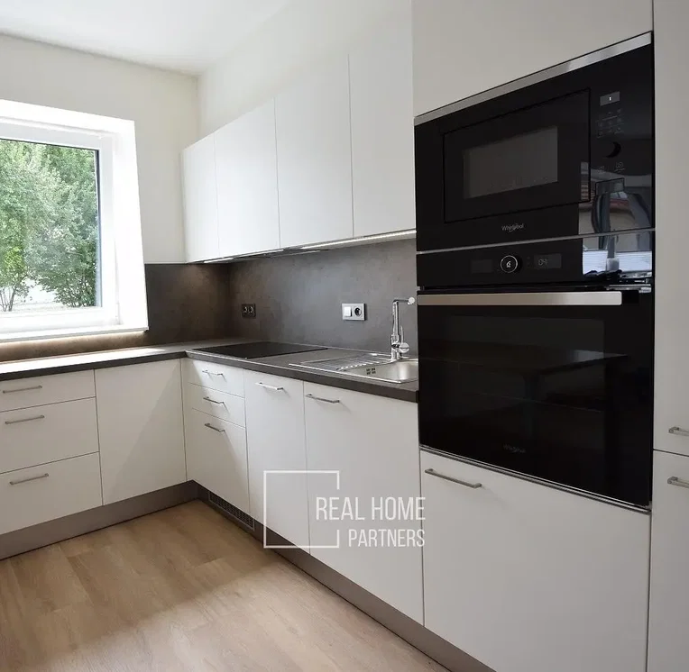 Kuchyně; kuchyňské spotřebiče, výhled, přirozené světlo