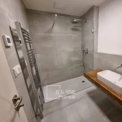 Kúpeľňa; dlažba, prirodzené svetlo, po rekonštrukcii