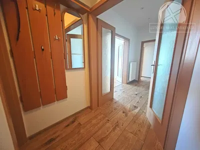 Garderobe; holzboden, renoviert