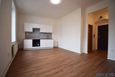 Kuchyňa; po rekonštrukcii, drevená podlaha, prirodzené svetlo