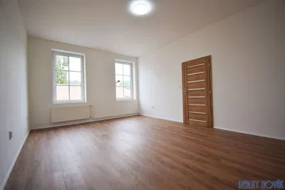 Obývačka; prirodzené svetlo, drevená podlaha, po rekonštrukcii