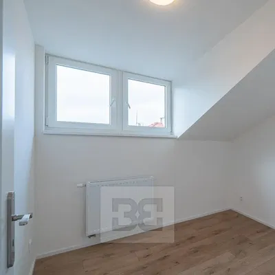 Spálňa; prirodzené svetlo, drevená podlaha, po rekonštrukcii