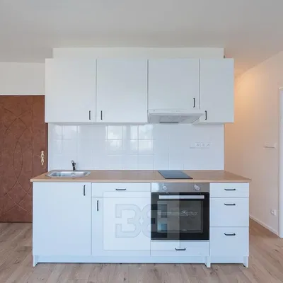 Kuchyňa; kuchynské spotrebiče, drevená podlaha, prirodzené svetlo