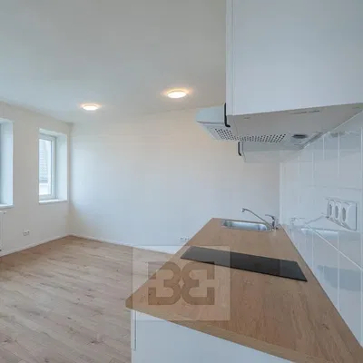 Kuchyňa; drevená podlaha, prirodzené svetlo, po rekonštrukcii