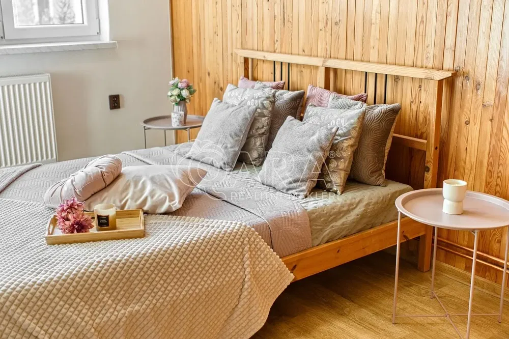 Spavaća soba; drvene grede, rustikalni stil, prirodna svjetlost