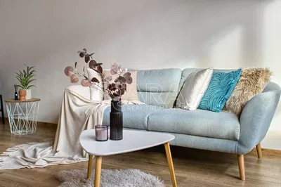 Dnevni boravak; moderan stil, drveni pod, prirodna svjetlost