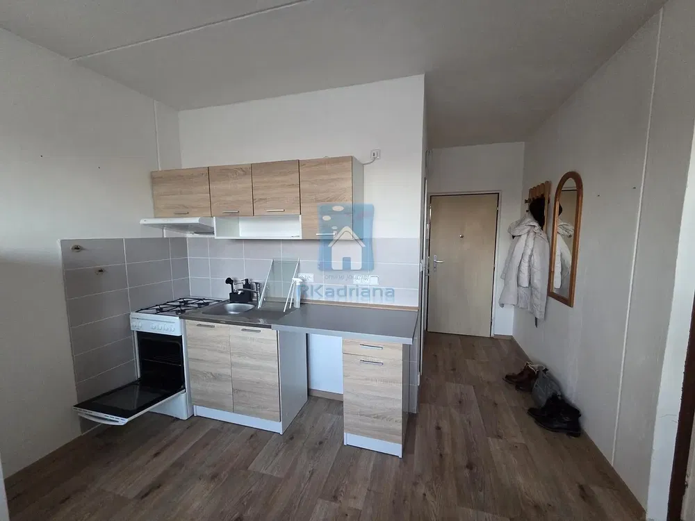 Kuchyňa; kuchynské spotrebiče, dlažba