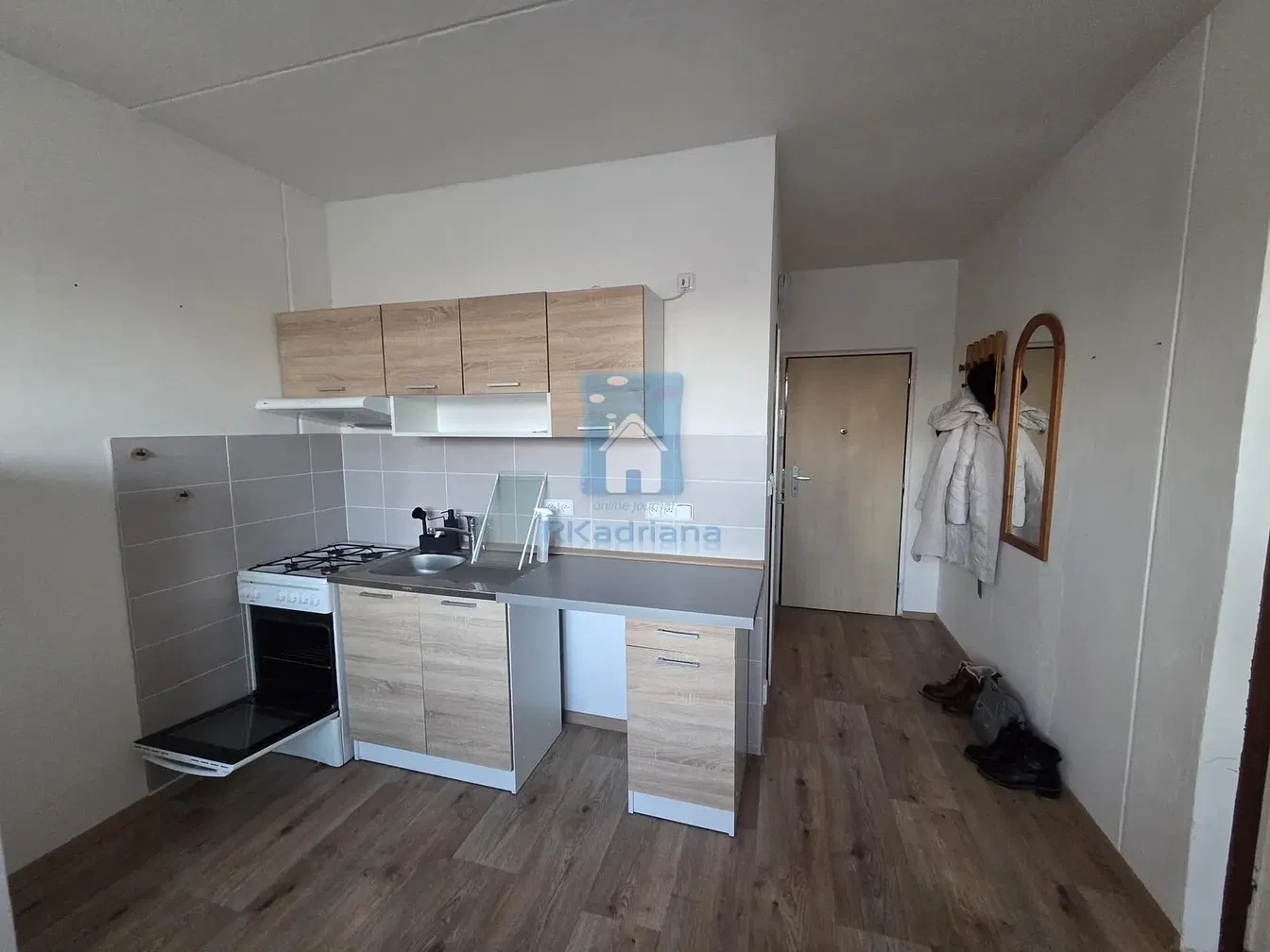 Kuchyňa; kuchynské spotrebiče, dlažba