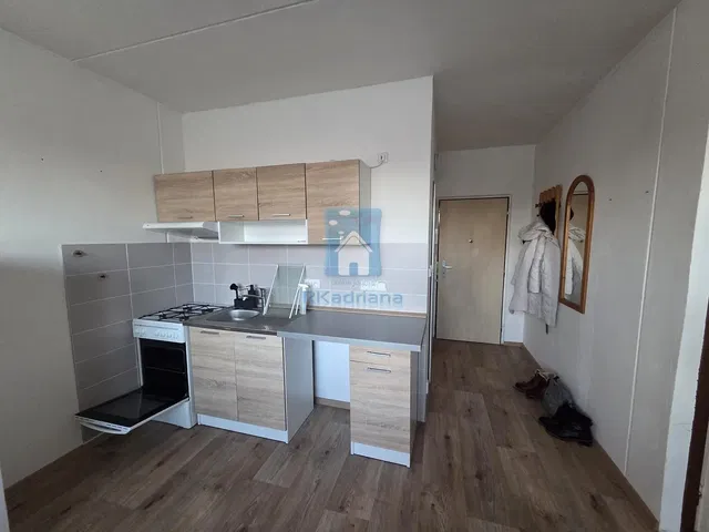 Kuchyňa; kuchynské spotrebiče, dlažba