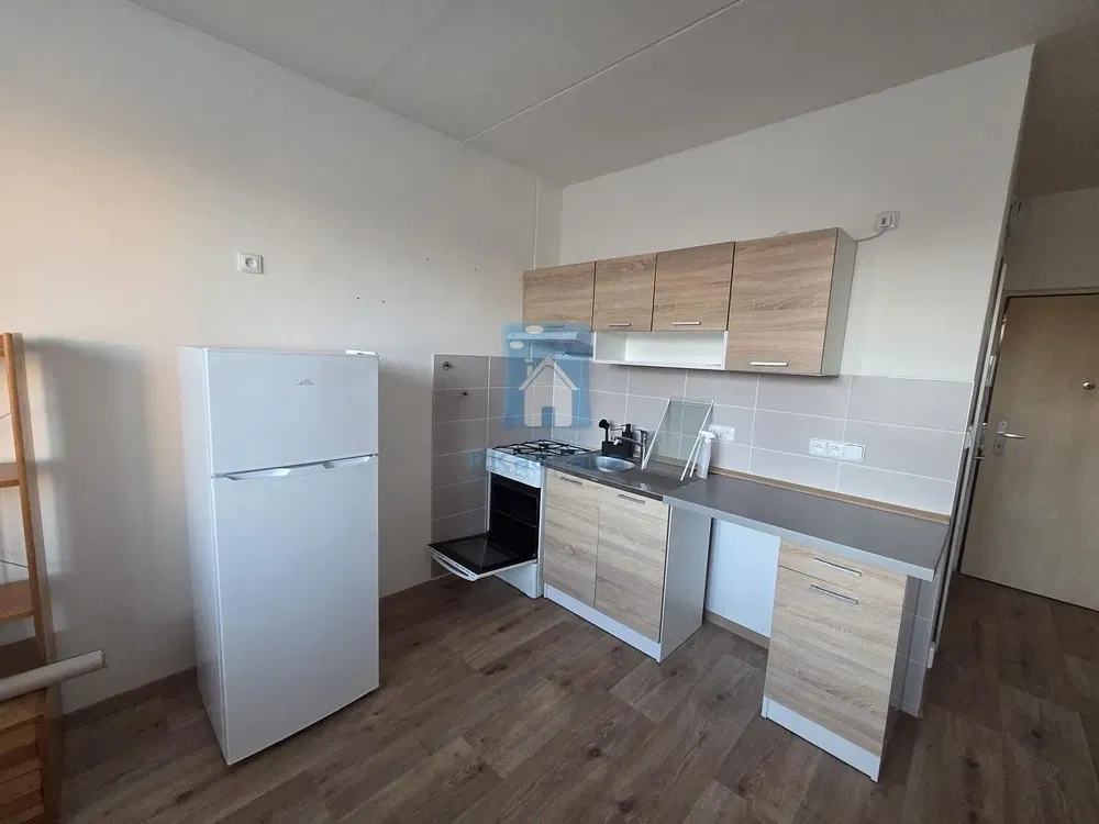 Kuchyňa; kuchynské spotrebiče, dlažba